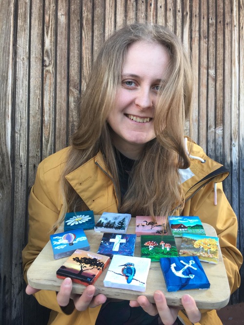 Fotka Majkiny ve žluté bundě s obrázky