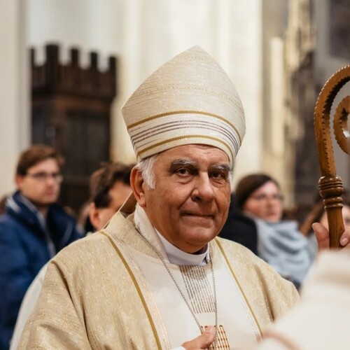 Fotka hosta Mons. Josef Kajnek k přednášce Vyprávění s otcem biskupem Josefem o životě a povolání.