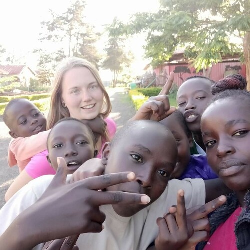 Fotka hosta Markéta Bartošová a Anežka Havránková k přednášce (K)rok pro Keňu a Namibii, léto pro Bulharsko.