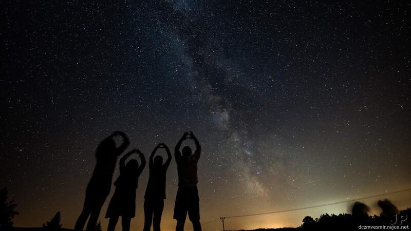 Večerní sulueta lidí při hvězdách